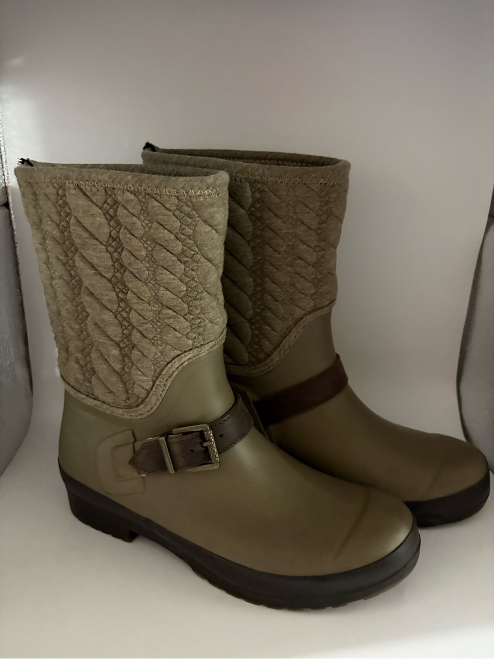 Chic Sperry Olive Colored Quilted Shaft Rain Boots with Buckle Strap Size 8